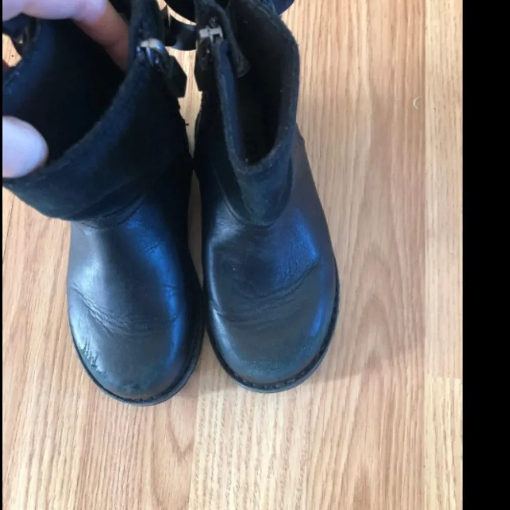 Ugg Girls Sz 9 Tara Bow Accent Boots